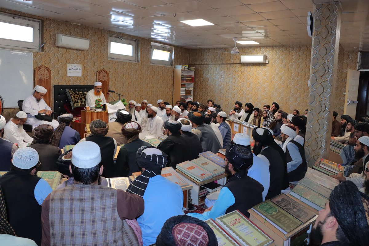 Jamiariazululom's tweet photo. د بنګلدېش هېواد علمي پلاوي جامعه رياض العلوم ته تشريف راوړ 
د ۱۴۰۵ هـ.ش کال د سنبلې په ۱۷ نېټه، د بنګلدېش هېواد د وفاق المدارس العربية مدیر عام «مولانا عبيد الرحمان خان الندوي» په مشری د مخورو علماوو کرامو څخه جوړ شوي یوه پلاوي افغانستان ته د خپل سفر په بهیر کي له جامعې ریاض العلوم کابل څخه لیدنه وکړه.
یاد پلاوي د جامعې له مسؤلینو او استاذانو سره هر اړخیز علمي، فکري او تربیوي مجلس ترسره کړ. په دغه ناسته کې د پلاوي مشر د جامعې استاذانو ته وینا وکړه او د افغانستان اسلامي امارت فتحه یې د ټول اسلامي امت لپاره ویاړ وباله.
او د اسلامي علومو د خدمت، د علماوو د مسؤولیت او د امت پر یووالي يې ټینګار وکړ.
وروسته پلاوي د جامعې د دورة الکبری (لویې دورې) او تخصص في الإفتاء والقضاء له زده‌کوونکو سره ولیدل، او د مبارکو احادیثو د تدریس او نشر اجازه یې ورکړه.
ورپسې د جامعې ادارې د ياد پلاوي له راتګ او  ارزښتمن سفر، علمي مشورو او له جامعې سره د معنوي همکاري په اړه مننه وکړه. 
او دې ته ورته لیدنې او سفرونه يې  د اسلامي علمي مراکزو ترمنځ د اړیکو د پیاوړتیا، د علماوو د همغږي او د دیني علومو د پراختیا لپاره یو مهم او ارزښتناک ګام وباله.