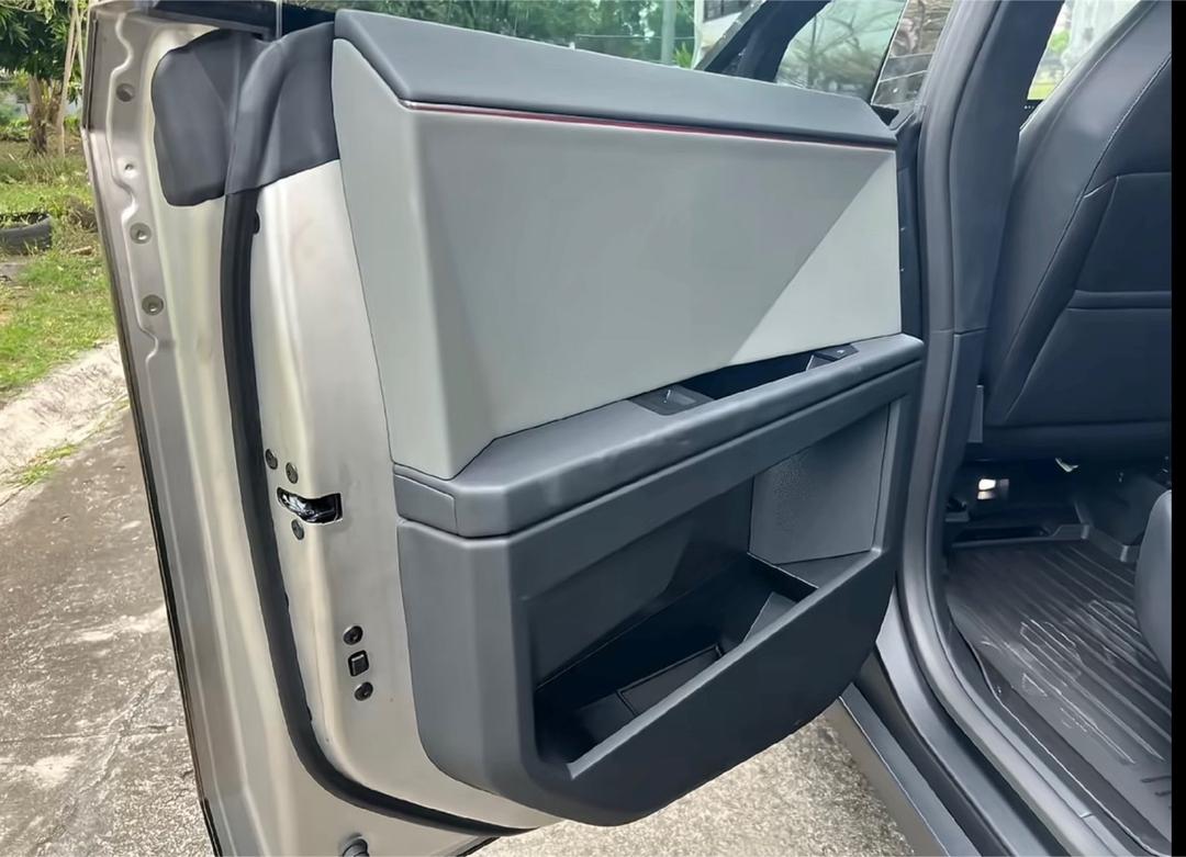 aeilynnn's tweet photo. The front frunk storage area keeps delicate groceries separate and safe from heavy gear in the main bed. #Cybertruck https://t.co/SST2HfvdHG