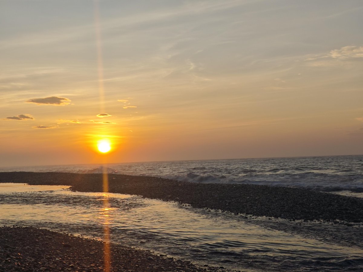 mio_afterrain's tweet photo. 日の出を見てきたよ。想像以上に美しくて感動した🌅
#台湾 #台中 #日の出 https://t.co/w2pvNcHwIm