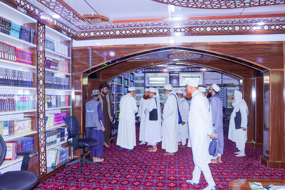 Jamiariazululom's tweet photo. د بنګلدېش هېواد علمي پلاوي جامعه رياض العلوم ته تشريف راوړ 
د ۱۴۰۵ هـ.ش کال د سنبلې په ۱۷ نېټه، د بنګلدېش هېواد د وفاق المدارس العربية مدیر عام «مولانا عبيد الرحمان خان الندوي» په مشری د مخورو علماوو کرامو څخه جوړ شوي یوه پلاوي افغانستان ته د خپل سفر په بهیر کي له جامعې ریاض العلوم کابل څخه لیدنه وکړه.
یاد پلاوي د جامعې له مسؤلینو او استاذانو سره هر اړخیز علمي، فکري او تربیوي مجلس ترسره کړ. په دغه ناسته کې د پلاوي مشر د جامعې استاذانو ته وینا وکړه او د افغانستان اسلامي امارت فتحه یې د ټول اسلامي امت لپاره ویاړ وباله.
او د اسلامي علومو د خدمت، د علماوو د مسؤولیت او د امت پر یووالي يې ټینګار وکړ.
وروسته پلاوي د جامعې د دورة الکبری (لویې دورې) او تخصص في الإفتاء والقضاء له زده‌کوونکو سره ولیدل، او د مبارکو احادیثو د تدریس او نشر اجازه یې ورکړه.
ورپسې د جامعې ادارې د ياد پلاوي له راتګ او  ارزښتمن سفر، علمي مشورو او له جامعې سره د معنوي همکاري په اړه مننه وکړه. 
او دې ته ورته لیدنې او سفرونه يې  د اسلامي علمي مراکزو ترمنځ د اړیکو د پیاوړتیا، د علماوو د همغږي او د دیني علومو د پراختیا لپاره یو مهم او ارزښتناک ګام وباله.