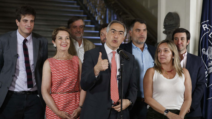 TheChileanWall's tweet photo. Basta el crecimiento económico para recuperar el empleo en Chile?

NO.

La izquierda se encargó de dictar leyes para que contratar sea -para siempre- riesgoso, y mal negocio. 
Pero no bastaban sus votos. Quién los ayudó?

CHILEVAMOS. Esos cobardes se echaron Chile.