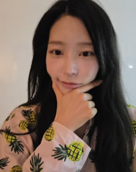 clikeyproject's tweet photo. 260908 #HYUNGSEO weverse live 🦌

🦌: If I were to act, I’d love to take on a role where I can really go all out, either a truly wicked character or a villain, or perhaps a girl with a bit of a backstory.

People always say HYEJU is more of dad in CLASSy but HYUNGSEO says  HYEJU is more mom style and HYUNGSEO is the dad

HYUNGSEO likes Running Man and watched it a lot when she was a student.

Fall activity HYUNGSEO would like to do is BUSKING.

Anime that HYUNGSEO liked as a student are Sugar Sugar Rune, Naruto and Hitman Reborn. Comics that she read were Sugar Sugar Rune and Why series

HYUNGSEO favorite colors are white, black, silver, blue, and pink