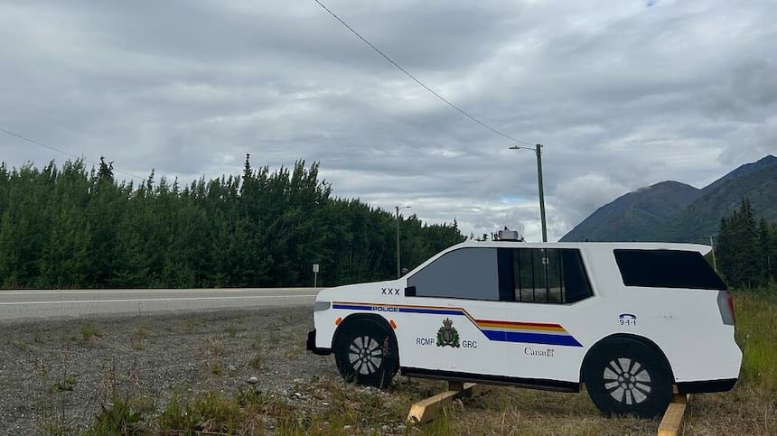 6ixbuzztv's tweet photo. Carcross/Tagish First Nation and Yukon RCMP placed a fake police car to deter speeding https://t.co/dzfki8C4QP