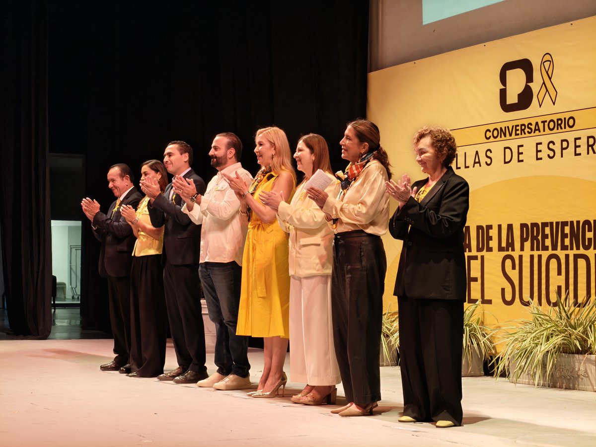 FiscaliaNL's tweet photo. 🤝 Sumamos esfuerzos por la salud mental y la prevención del suicidio.

En el marco del Día Mundial para la Prevención del Suicidio 2026, participamos en el conversatorio “Cambiemos la narrativa: Dejando huellas de esperanza”, organizado por la Secretaría de Salud del Estado a través de la Subsecretaría de Prevención y Control de Enfermedades, la Dirección de Salud Mental y Adicciones, y la Comisión para la Prevención y Atención de las Conductas de Suicidalidad.

Destacamos la participación de la Lic. Erika Jasso Perches, quien representó a la Fiscalía General de Justicia del Estado como moderadora en la Primera Mesa de Encuentro: “Lo que sentimos: emociones y testimonios”, un espacio de escucha activa y sensibilización para la comunidad.

Reiteramos nuestro compromiso de seguir colaborando en iniciativas que promuevan el bienestar, la empatía y la prevención. 💛

#prevencióndelsuicidio💛 #FiscalíaNL #saludmental