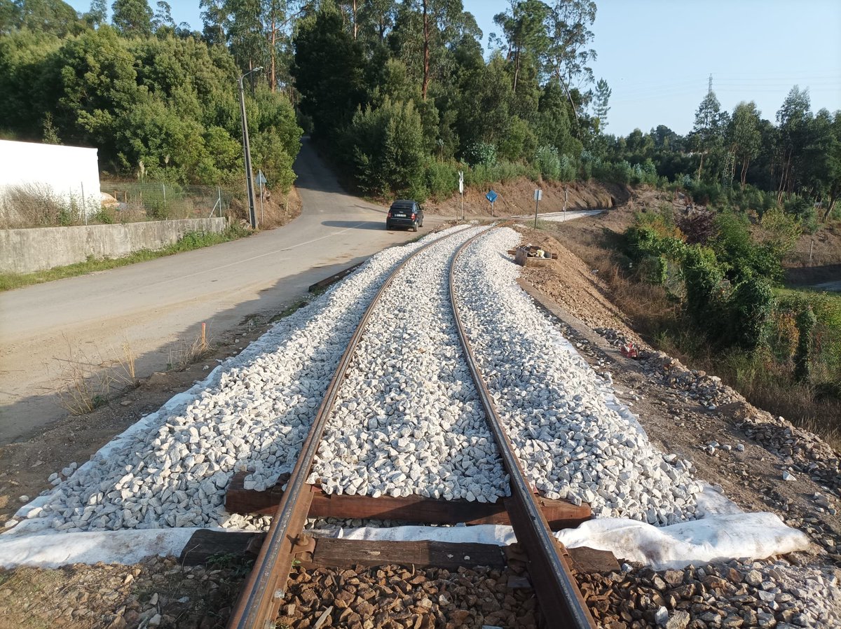 mclvouga's tweet photo. 📌 Obras na Linha do Vouga: Renovação ultrapassa a antiga Estação de São João de Ver e alcança o PK 13

🔍 Artigo e galeria de imagens completa: https://t.co/Hdic6uxlo5 

📸 Autoria das fotos: Vítor Gomes e Bruno Soares

#mclv
#linhadovouga
#vouguinha
#bitolametrica 
#viaestreita https://t.co/qjPI4BihXc
