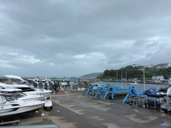 SSM7810's tweet photo. 9月9日(水)・雨時々晴
最高気温29℃・南西の風やや強く後北東の風やや強く
風速10m後8ｍ・波の高さ2.5m
【若潮】
満潮(cm)02:39 (138) /16:35 (144)
干潮(cm)09:41 (11) /22:03 (78)

おはようございます。
現在、海上では風が強く白波も立っており、波の高い状況となっています。この海況を踏まえ、本日はレンタルボートの出港を停止しております。