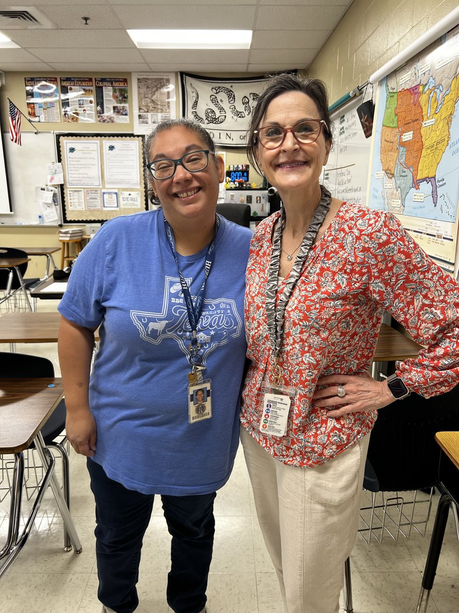 MsGarcia65's tweet photo. Ms. Lytle celebrated a September Birthday 🥳🎂🎉 #33YearsOfPlotTwists 3️⃣3️⃣ #SkyhawkPride 💙💚 #EveryPictureTellsAStoryDontIt 📸#SkyhawkLane 🖤 #AllStars ✨#WriteYourOwnStory ✍🏼 #TeachYourHeartOut 👩🏻‍🏫 #DrivenWithPurpose 🤖#imsogladwehadthistimetogether 👂🏼#mimiandcompany 💋 https://t.co/fs4u4grFIy