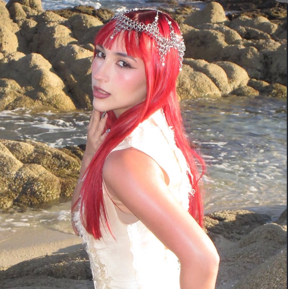 labrujacadaver's tweet photo. gorgeous and she knows it https://t.co/xcMsZbGCAV