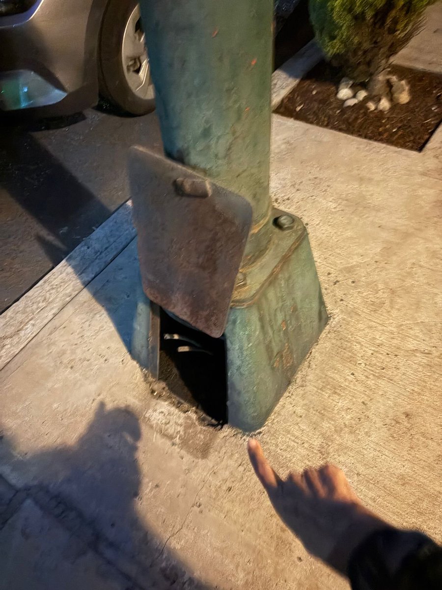 redofcvehysnsm's tweet photo. @locatel_mx @NancyNunezmx @AzcapotzalcoMx Alumbrado Público  apagado y vandalizado calle Cocoteros No. 214 y 230, col. Nueva Santa María Norte,  
SUAC 0609264627646
SUAC 0609264627646
SUAC 0409264624681 https://t.co/OnDlOlIamK