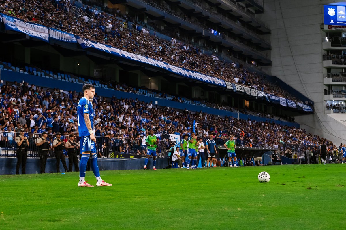 Gabo_Harper's tweet photo. Un lunes cualquiera en la caldera, por algo somos la hinchada MÁS TAQUILLERA del país!!! Tengo pruebas y CERO dudas aguante EMELEC!!! https://t.co/GOI5Q4G1q3