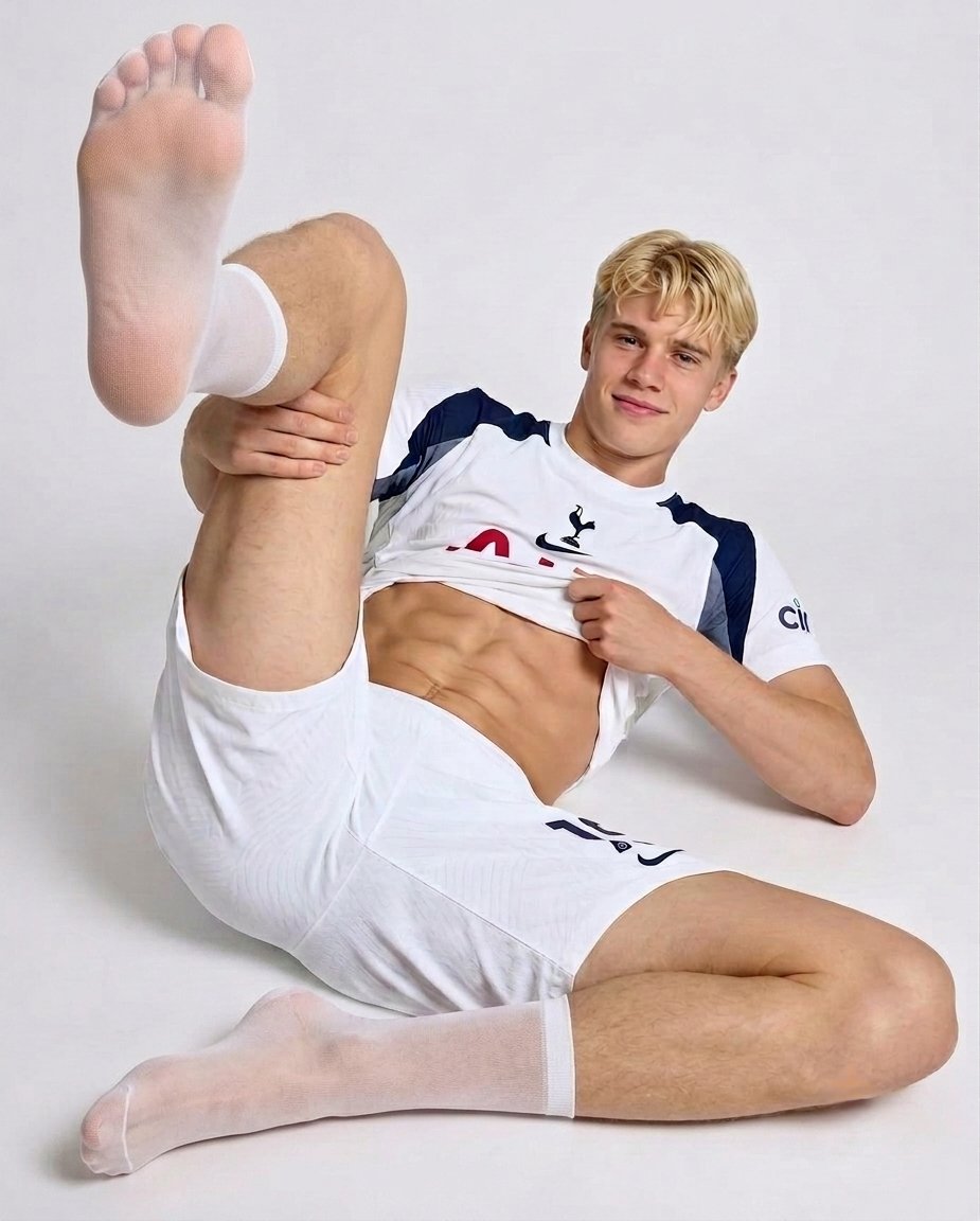 nerferkrxu's tweet photo. The feet of footballer Lucas Bergvall 😻 https://t.co/nxlfBzySx4