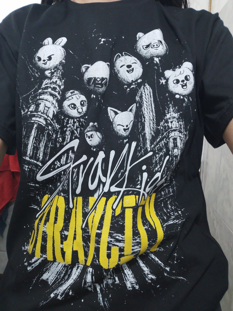 BelenCoronel97's tweet photo. No voy al #STRAYCITYenBuenosAires pero al menos ya tengo una remera para farmear aura mientras lloro viendo los vídeos que van a subir las stay arg que estarán en los show https://t.co/kxFryNkYfm