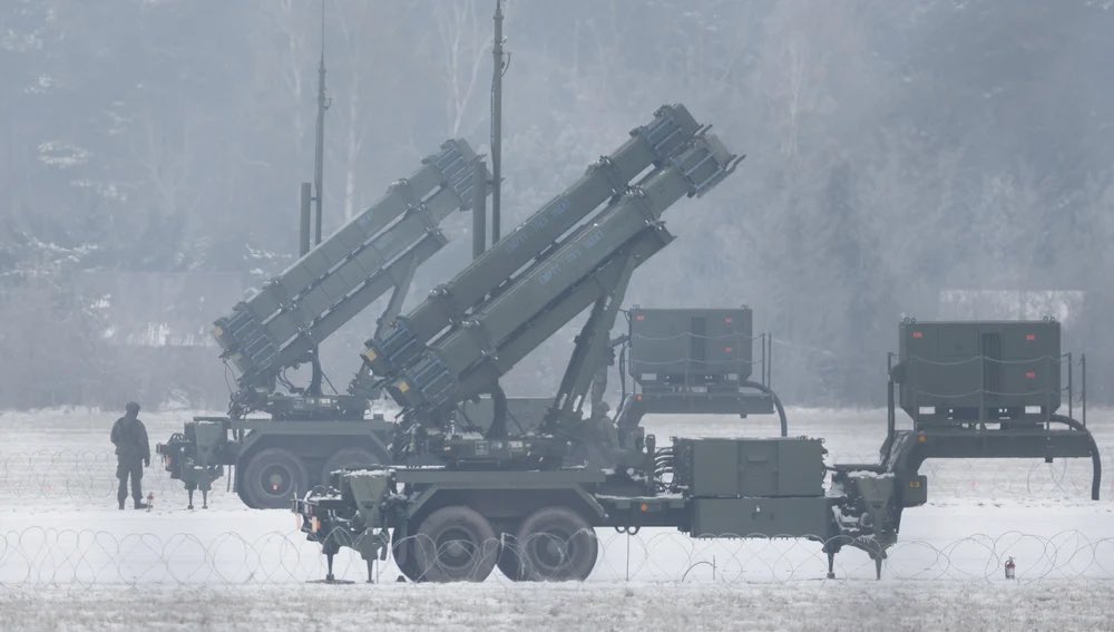 CasetaBosque's tweet photo. Un apoyo muy necesario.

Las autoridades polacas 🇵🇱 están preparando un nuevo paquete de ayuda militar para Ucrania 🇺🇦 por valor de 50 millones de euros. 

Este paquete se centrará en ayudar a la defensa antiaérea ucraniana 🇺🇦. Actualmente, uno de los mayores problemas del ejército ucraniano 🇺🇦 es la escasez de misiles Patriot para poder contrarrestar los ataques aéreos rusos 🇷🇺.