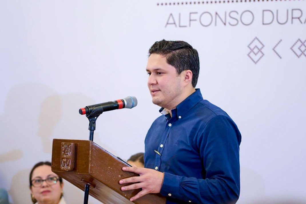 AbrahamSierraMX's tweet photo. Hay talento en Sonora, y cuando se le impulsa no hay fronteras que lo detengan. 🌎🎓

La Beca Sonora Internacional refleja la visión del gobernador @AlfonsoDurazo de creer en las y los jóvenes, respaldar su preparación y abrirles la posibilidad de llevar su talento a todo el mundo.

Gracias, gobernador, por seguir apostándole al talento sonorense.