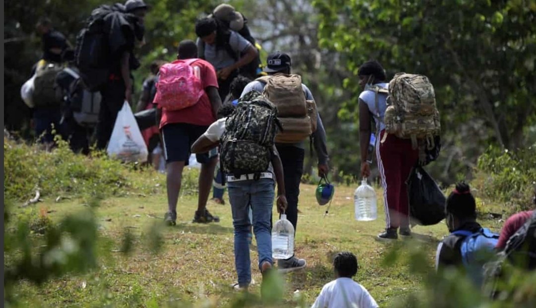RocioAgVargas's tweet photo. La crisis humanitaria no da tregua en Colombia. La Defensoría del Pueblo señala que miles de personas han sufrido confinamiento o desplazamiento forzado este año. El Estado debe garantizar y proteger integralmente a las comunidades de las regiones azotadas por la violencia.
@DefensoriaCol @ONUHumanRights  @OEA_oficial @CODHESColombia 
@MinInterior 
@Oficial_Morei
