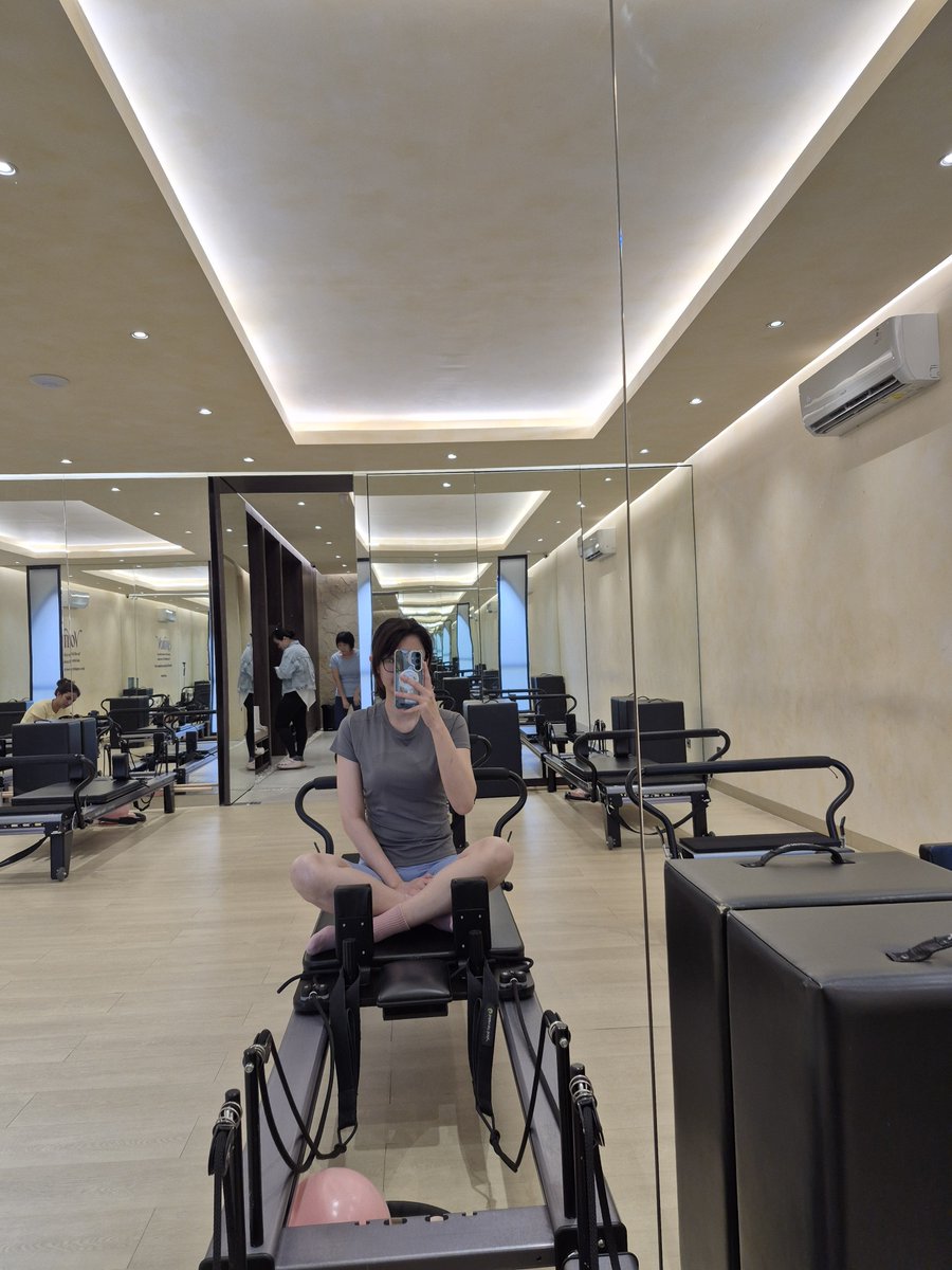 cherrygyumi's tweet photo. @qwertyiiiiipppp Buat yang suka olaraga pilates yoga gym baju olaraga ini bagus banget, adem trs bkin badan keliatan ramping dan yang pasti murce https://t.co/7RT9r9fuI6 https://t.co/q6iw6U7v4I