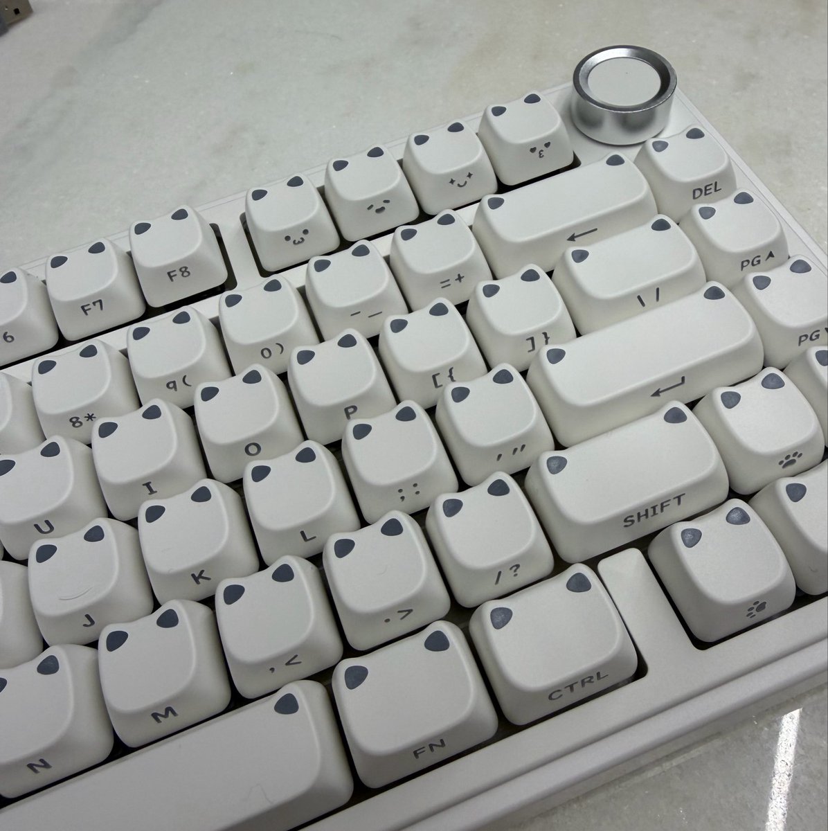 iszazelli's tweet photo. Antes: teclado broxa horroroso
Depois: teclado lindo maravilhoso creamy que tem :3 https://t.co/LqO7HKU4eJ