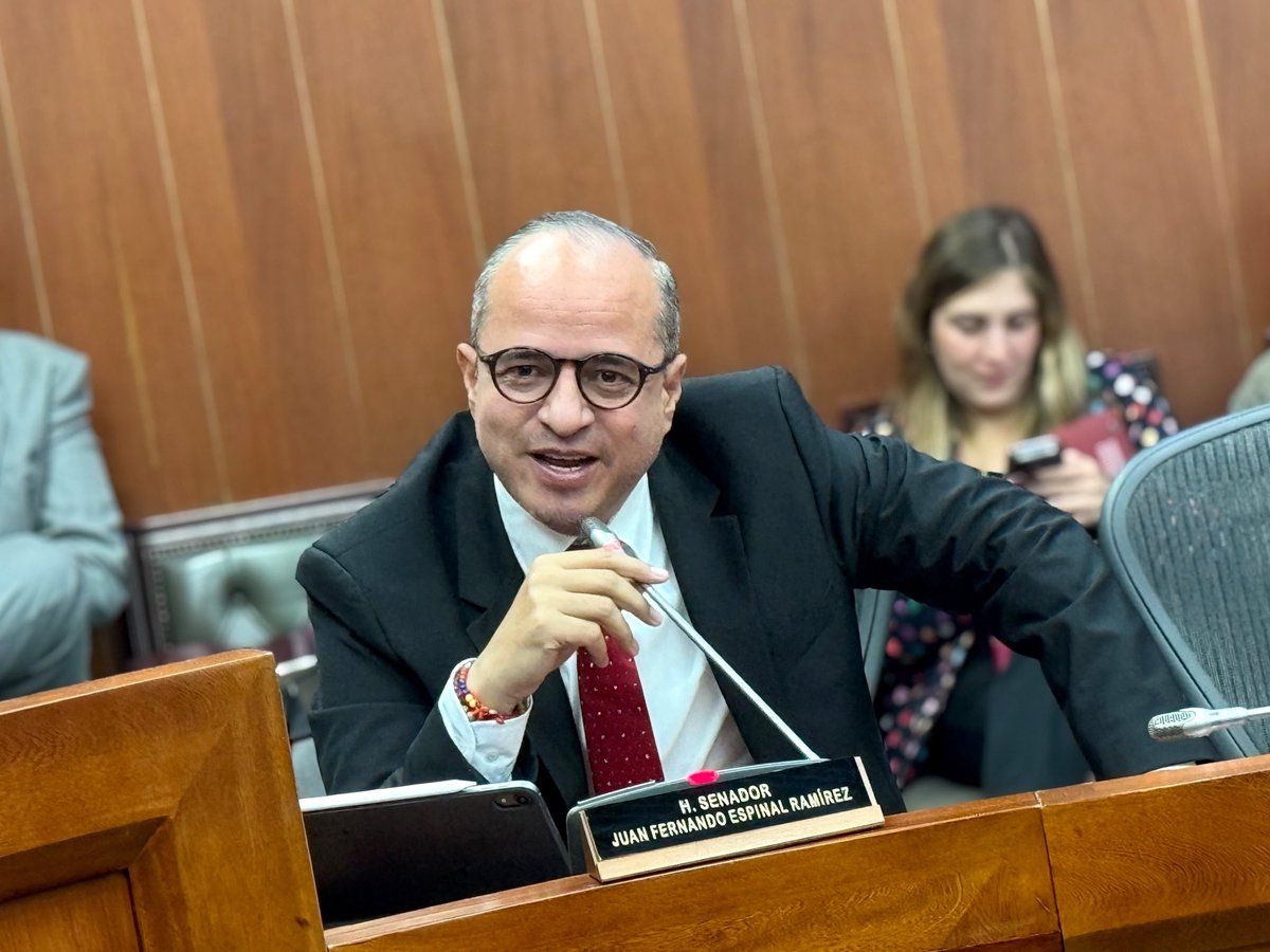 Juan_EspinalR's tweet photo. #NoParamos
Debate de Control político sobre la situación que enfrenta el país por los incendios, el papel del Gobierno nacional que ha sido eficiente en 30 días de mandato.
Que gran Ministro de Medio Ambiente es el Dr. @fabio_arjona además del excelente equipo que conformó. 🇨🇴🇨🇴🇨🇴
@SenadoGovCo