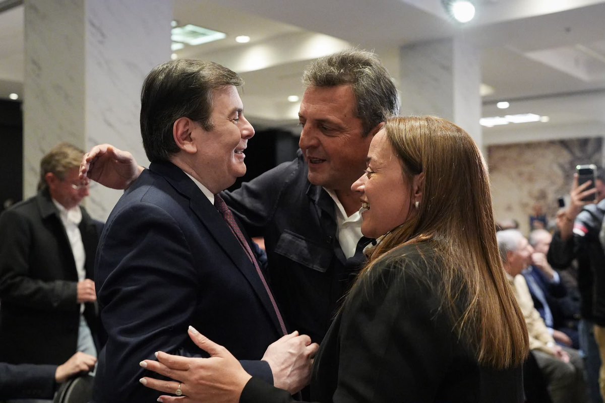 ceciliamoreauok's tweet photo. Junto a Sergio Massa estuvimos hoy en un emotivo homenaje a José Manuel de la Sota.
Un dirigente que marcó camino. Comprometido, con vocación de diálogo y que siempre apostó por la unidad del campo popular. https://t.co/ezB7I55sI0