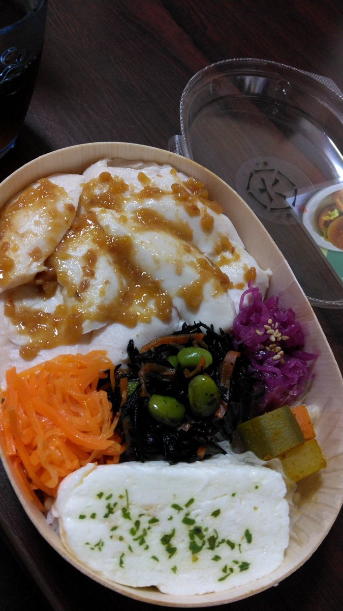 reading_sheep's tweet photo. おむ��びお弁当 六 さん

🍱ヘルシーバランスお弁当
ササミがし～っとりで梅ペーストが合う
卵白たまご焼きも美味しいし、カレー味のピクルスも好き
玄米ミックスのご飯も嬉しいポイント

🍱日替わりお弁当
この日のメインはしょうが焼き
お野菜たくさんで美味しいお弁当でした https://t.co/ECaeZhRohp