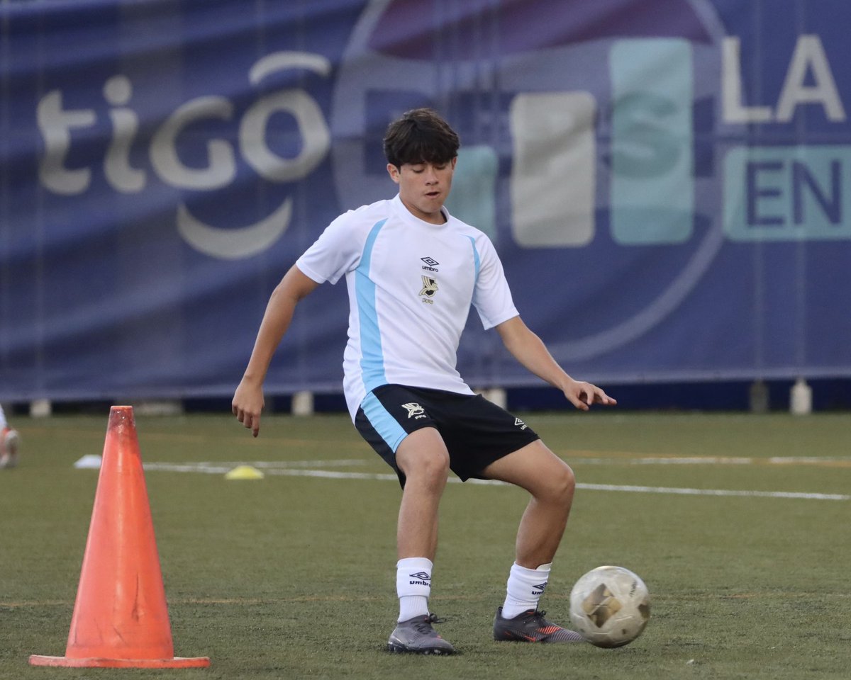 fedefut_oficial's tweet photo. #SeleSub17 finalizó un día más de entrenamientos en el Centro de Alto Rendimiento -FFG- bajo la dirección técnica del profesor Willy Coito Olivera.
#VamosGuate #VamosChicos 💪🏽💙⚽️🇬🇹 https://t.co/rMBEcYgvAS