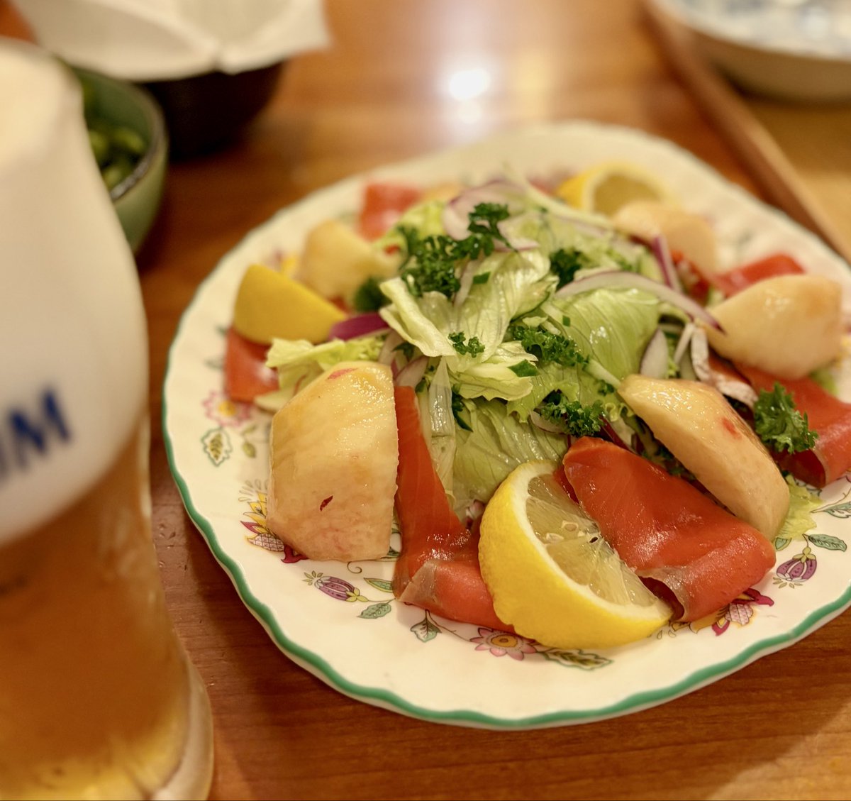 kinyachan's tweet photo. ■昨日は…雨の誕生日、食卓は晴れ。
#9月8日 、63歳になってしまいました。帰宅すると妻のご馳走。桃とサーモンのサラダ・チキンのトマトシチュー・じゃがいものガレット。泡も開ける🍾 #タイガース は中止で血圧も平穏（笑）。食べて、飲んで、よく喋る。妻に感謝。63歳の滑り出し、上々であります。 https://t.co/nciPT1zvAI