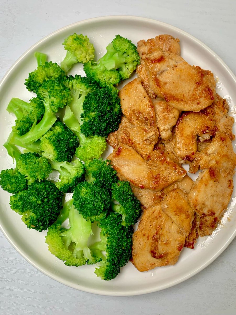 uZkNEZJMvZYIoeM's tweet photo. 午餐打卡｜香煎鸡胸肉配清炒西兰花，无油少盐，饱腹感拉满还不涨秤，减脂期也能吃得满足 https://t.co/PYjwHtQrbG