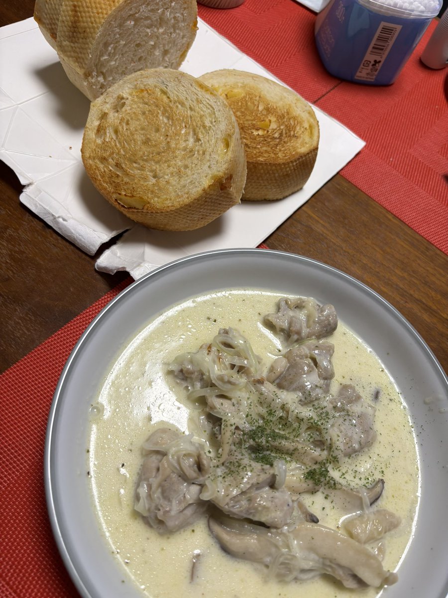 ktkskp475's tweet photo. ①毎年頂く、岡山に住んでる従姉妹からもらう葡萄♡
全部美味しくて、余らせたいけど���ぐ食べてまうよね笑笑
②久しぶりのシュクメルリ！
クリームシチューとは少し違うけど美味しいのよ？
③ギガ？メガ？笑笑　大阪はこれで1000円いかないです、、、笑
④サバピラフ！洋風久々だけど、上手にできた😋 https://t.co/8TrqH6AcPT