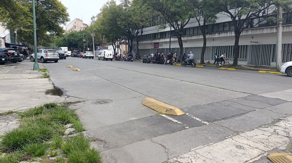 Lic_Rojo91's tweet photo. Diagonal 20 de noviembre entre Isabel la católica y 5 de febrero, como siempre, convertido en un estacionamiento, sin importar la ciclovía y las restricciones, los autos, patrullas, vehículos oficiales y motos se estacionan donde quieran! Hasta arriba de la banquete! @UCS_GCDMX https://t.co/FQvWNRDkBI