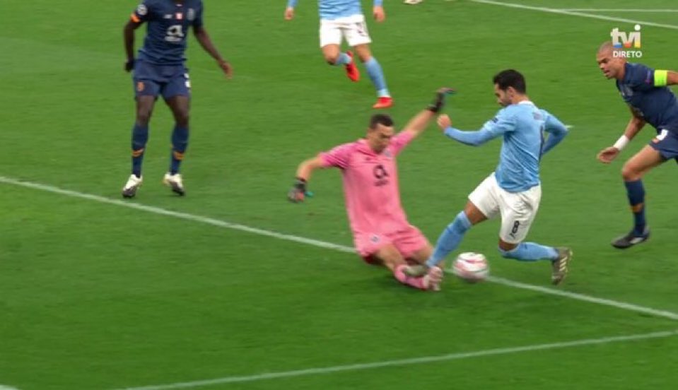 misterFCP's tweet photo. Jogos contra o City (e ingleses em geral) são sempre a mesma merda, racharam a cabeça do Gabri e o VAR adormeceu mais uma vez

O futebol moderno é dos ricos https://t.co/LttF0E8sJg