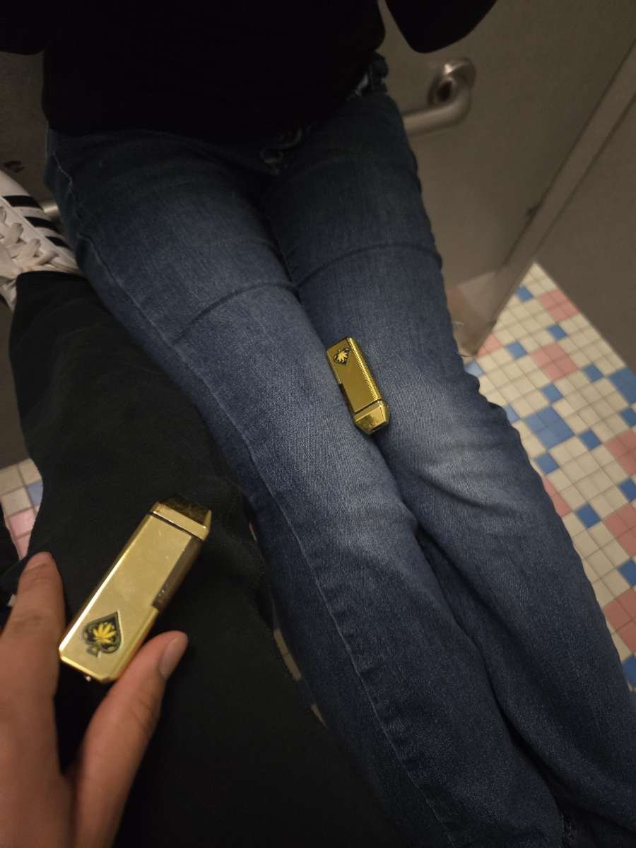 kawaiicat420's tweet photo. Ayy me and hg in the big stall #hightwt #carttwt #yarttwt #thctwt #weedtwt https://t.co/NWAkMGytEl