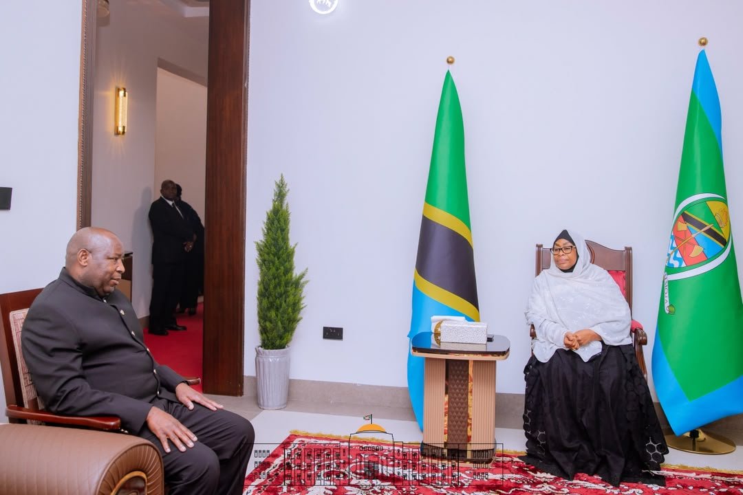 NtareHouse's tweet photo. Ce mardi 08 septembre 2026, Son Excellence  Évariste Ndayishimiye (@Generalneva), Président de la Republique du #Burundi et Président en exercice de l’Union africaine(@_AfricanUnion ), accompagné de la Première Dame,  Son Excellence  Angeline Ndayishimiye, s’est rendu à la résidence de #Kizimkazi, à #Zanzibar, en République-Unie de #Tanzanie.

Cette visite avait pour objet d’exprimer, au nom du peuple et du Gouvernement burundais, sa profonde compassion à Son Excellence la Présidente Samia Suluhu Hassan, endeuillée par le déc��s de son époux, Monsieur Hafidh Ameir Hassan.

À cette occasion, le Chef de l’État burundais a signé le livre de condoléances ouvert en mémoire de l’illustre disparu, réitérant le soutien indéfectible de la Nation burundaise à la Présidente Samia Suluhu Hassan, à sa famille et à l’ensemble du peuple tanzanien en cette douloureuse épreuve.

Cette visite de solidarité témoigne une fois de plus des liens fraternels et de bon voisinage unissant le Burundi et la Tanzanie.

Que le repos éternel soit accordé à l’illustre disparu.