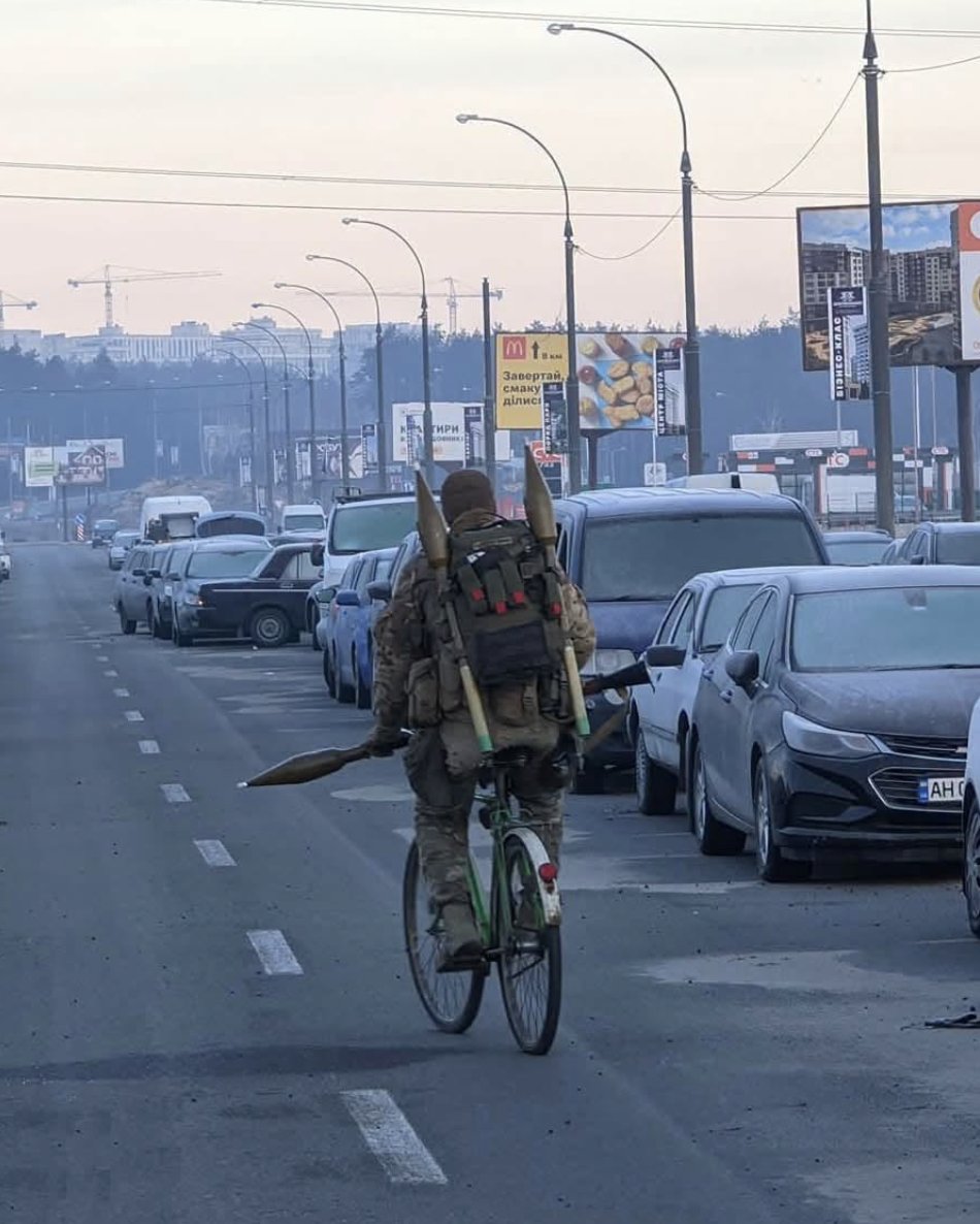 saintjavelin's tweet photo. Many of you will remember this iconic picture from the early days of full scale invasion.

The Ukrainian soldier in this photo is Serhiy "Борцуха" - "Bortsukha" although others called him "Borets" [The Fighter].

He was a soldier in the "Tengri" sniper group of the Main Directorate of Intelligence (HUR) in the early days of the full-scale invasion.

Here he is seen riding a bike into Irpin, with an RPG on his handlebars and two more RPG rounds on his back.

In the spring of 2022, Ukrainian soldiers rode bicycles and used grenade launchers against tanks, aviation, and ballistic missiles.

Unfortunately, this warrior was killed a few days ago in an airstrike while serving as commander of a marine unit.

This was posted earlier today by @UButusov