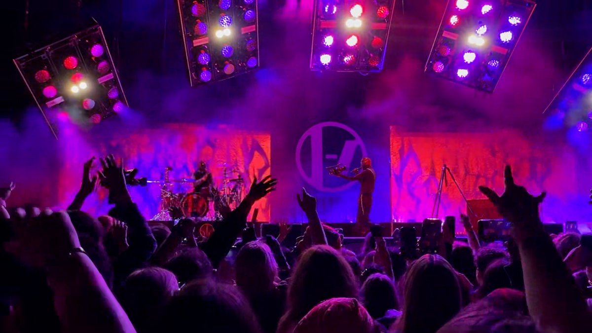 spatialpilots's tweet photo. #twentyonepilots #breach #chulavista https://t.co/rKEbv2nmVZ