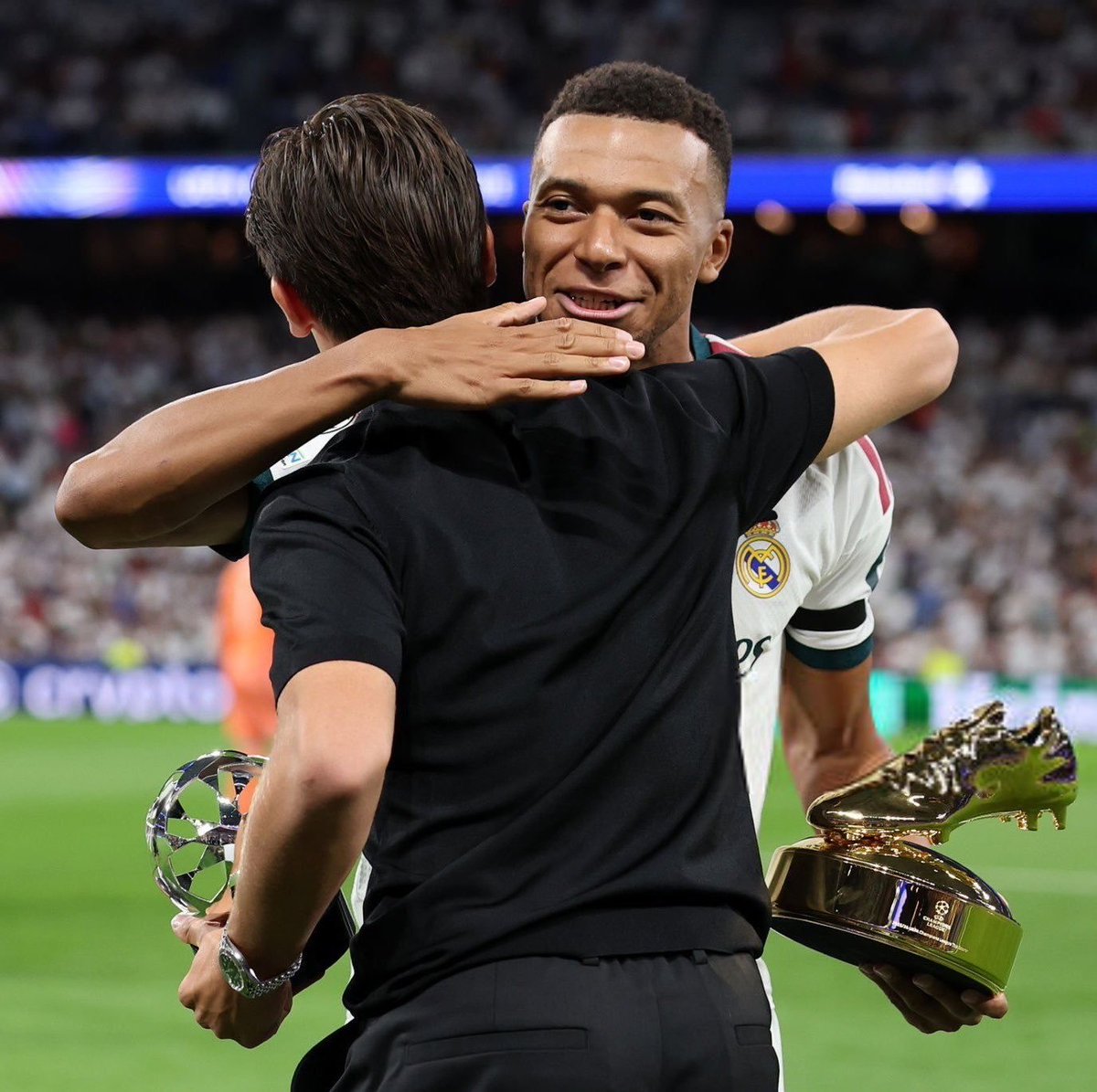 theMadridZone's tweet photo. Arda Güler x Kylian Mbappé ⭐️⭐️ https://t.co/MzwqQK7jch