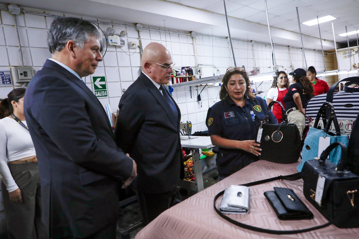 INPEgob's tweet photo. Durante la jornada, las autoridades recorrieron los talleres productivos, donde se vienen elaborando productos alusivos a la llegada del papa León XIV, y la institución educativa inicial, donde sostuvieron un diálogo con trabajadoras e internas. https://t.co/R3IzjVfJL7