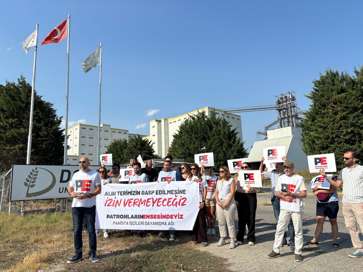 SelahattinKural's tweet photo. İşçiler Patronların Ensesindeyiz'de örgütleniyor, hakları için mücadeleyi büyütüyor.

Sakarya’da Emniyet binası inşaatında çalışan işçi arkadaşlarımızın mücadelesi 15. güne yaklaşıyor. Karşımızda işçi düşmanı bir patron var, İsmail Ilgaz. Verilen sözler tutulmadı; konkordato komiserleri araya girdi, Sakarya emniyeti araya girdi, vali araya girmeye çalıştı. İşçiler son çare çatıya çıktılar. İşçiler çatıda eylem yaparken, işçi arkadaşlarımızın bir bölümü ve Sakarya halkı şantiyede direnişi büyüttü. Akşam saatlerinde eş zamanlı olarak Sakarya Valiliği önünde ve Eskişehir’de dayanışma eylemleri yapıldı. İşçi arkadaşlarımız çatıda direnişini sürdürüyor. Bu gece patron İsmail Ilgaz’a uyku yok. Ensesindeyiz!

Panista işçileri yaklaşık 4 aydır mücadelelerini kararlılıkla sürdürüyor. Başta Gürsel Erbap olmak üzere tüm Panista patronlarının ensesindeyiz. En son eylemlerimizi Doruk Un Fabrikası’na ve Tekirdağ meydanlarına taşıdık. İşçilik alacaklarının yarısının patronlar tarafından hiç edilmesine, onun da taksitlerle ödenmesini kabul etmiyoruz. Mücadeleyi büyüteceğiz.

İzmir’de Tommy Hilfiger için üretim yapan Atamay tekstil işçileri, ödenmeyen hakları ve tazminatları için Pazar günü direnişe başlıyor. Tommy ve Atamay Tekstil patronlarının ensesinde olmaya devam.

İzmir Büyükşehir Belediyesi bünyesinde çalışan Modüler Tuvalet İşçileri taşerona karşı mücadelenin 22. gününde. İşçiler her gün eylemlere kararlılıkla devam ediyor. Belediye ağalarının ve taşeron patronlarının ensesindeyiz!

İnşaat işçileri, tekstil işçileri, hizmet sektöründe çalışan işçiler, belediye işçileri, gemi işçileri @pensendeyiz ile yan yana geliyor ve mücadele ediyor. Tüm işçi kardeşlerimize çağrımızı yineliyoruz: Gelin, mücadelemizi ortaklaştıralım. Bize ulaşın. Birlikte haklarımızı kazanalım. Hırsız patronlardan hakkımızı hep birlikte alalım. Örgütlü işçiler kazanır!