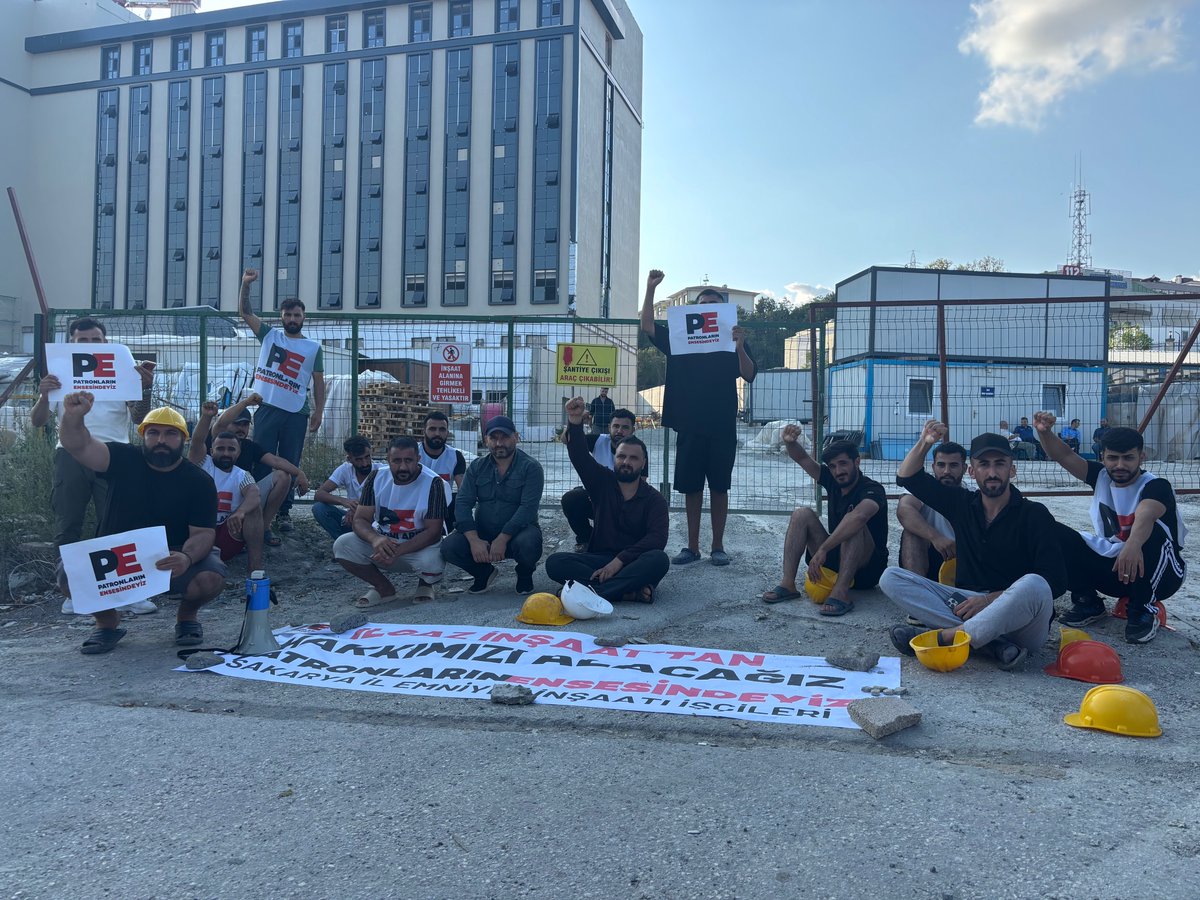 SelahattinKural's tweet photo. İşçiler Patronların Ensesindeyiz'de örgütleniyor, hakları için mücadeleyi büyütüyor.

Sakarya’da Emniyet binası inşaatında çalışan işçi arkadaşlarımızın mücadelesi 15. güne yaklaşıyor. Karşımızda işçi düşmanı bir patron var, İsmail Ilgaz. Verilen sözler tutulmadı; konkordato komiserleri araya girdi, Sakarya emniyeti araya girdi, vali araya girmeye çalıştı. İşçiler son çare çatıya çıktılar. İşçiler çatıda eylem yaparken, işçi arkadaşlarımızın bir bölümü ve Sakarya halkı şantiyede direnişi büyüttü. Akşam saatlerinde eş zamanlı olarak Sakarya Valiliği önünde ve Eskişehir’de dayanışma eylemleri yapıldı. İşçi arkadaşlarımız çatıda direnişini sürdürüyor. Bu gece patron İsmail Ilgaz’a uyku yok. Ensesindeyiz!

Panista işçileri yaklaşık 4 aydır mücadelelerini kararlılıkla sürdürüyor. Başta Gürsel Erbap olmak üzere tüm Panista patronlarının ensesindeyiz. En son eylemlerimizi Doruk Un Fabrikası’na ve Tekirdağ meydanlarına taşıdık. İşçilik alacaklarının yarısının patronlar tarafından hiç edilmesine, onun da taksitlerle ödenmesini kabul etmiyoruz. Mücadeleyi büyüteceğiz.

İzmir’de Tommy Hilfiger için üretim yapan Atamay tekstil işçileri, ödenmeyen hakları ve tazminatları için Pazar günü direnişe başlıyor. Tommy ve Atamay Tekstil patronlarının ensesinde olmaya devam.

İzmir Büyükşehir Belediyesi bünyesinde çalışan Modüler Tuvalet İşçileri taşerona karşı mücadelenin 22. gününde. İşçiler her gün eylemlere kararlılıkla devam ediyor. Belediye ağalarının ve taşeron patronlarının ensesindeyiz!

İnşaat işçileri, tekstil işçileri, hizmet sektöründe çalışan işçiler, belediye işçileri, gemi işçileri @pensendeyiz ile yan yana geliyor ve mücadele ediyor. Tüm işçi kardeşlerimize çağrımızı yineliyoruz: Gelin, mücadelemizi ortaklaştıralım. Bize ulaşın. Birlikte haklarımızı kazanalım. Hırsız patronlardan hakkımızı hep birlikte alalım. Örgütlü işçiler kazanır!