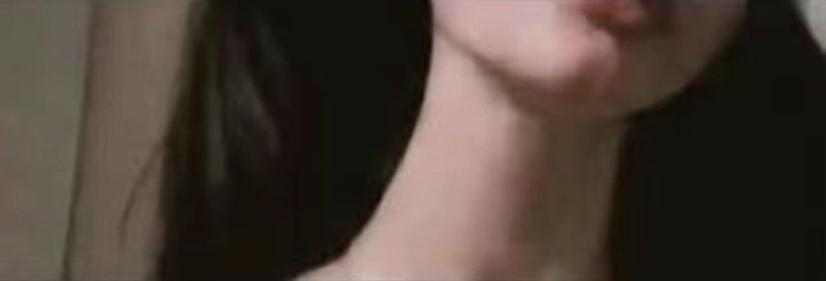 8l_7l's tweet photo. أنتي قمر فوق غصن و له معنّق غزال
والقاع من تحتك أزيّن منكْ ما داسها

أخّاذة الزين ، ميّادة ، عصّية منال
وأملَح من اِلتحفت الشيلة على راسها

قدّام هذا الحسن مالي سوى الإمتثال
يا عقلي اللي خذتكْ الظلم نبراسها

بـ تظّل تسقيك لين توصّلك للهبال
ما تكتفي لين تِذهب عقل نوّاسها https://t.co/YEC9DMALzs