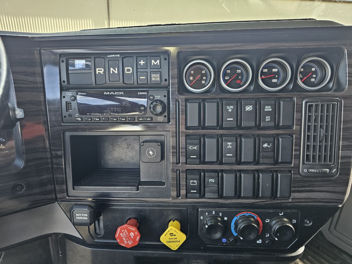 hellbenthagen's tweet photo. Had this honey for the money sold but unfortunately the poor fella buying it backed out last minute. Anyone need a super fuel efficient Mack in these trying times?
Lightweight spec, only 17,200 lbs. Includes PTO and pump. https://t.co/yJ5fowGnYI