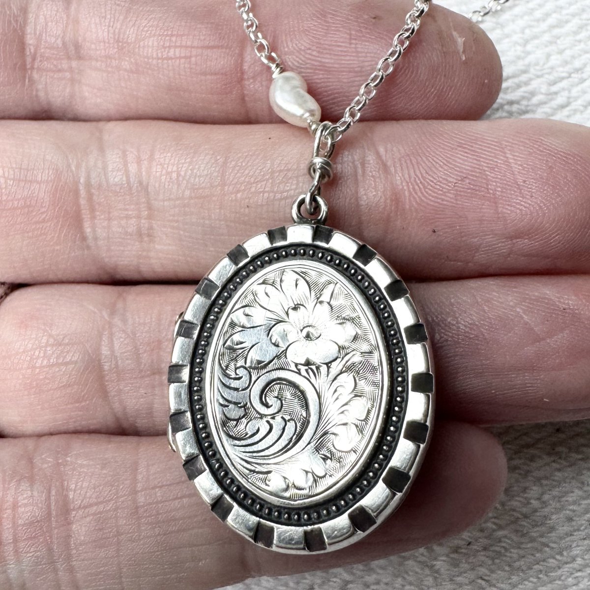 silverpebble's tweet photo. My new collection of one-off necklaces I've made using Victorian and Edwardian stamp holders, lockets and charms along with tiny nature finds I've cast in recycled silver is now in my Etsy shop. It would help so much if you could give this a RT if you get a moment (huge thanks): https://t.co/iRLlvlW7Qv