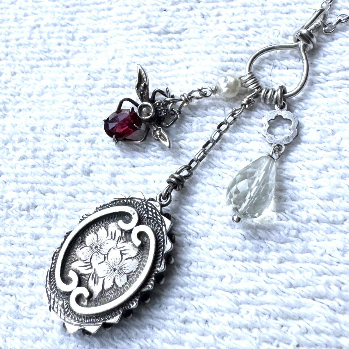silverpebble's tweet photo. My new collection of one-off necklaces I've made using Victorian and Edwardian stamp holders, lockets and charms along with tiny nature finds I've cast in recycled silver is now in my Etsy shop. It would help so much if you could give this a RT if you get a moment (huge thanks): https://t.co/iRLlvlW7Qv