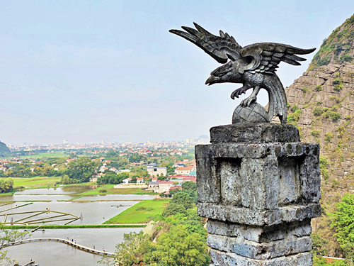 BaSnorkel's tweet photo. Climb the 500 steps to the top of Hang Mua (Mua Cave) in Ninh Binh #Vietnam for the ultimate panoramic view of Tam Coc's winding river &amp; rice fields &amp; Karst Mountains. #HangMua #MuaCave #NinhBinh #Viewpoint https://t.co/bL7CybRlLw https://t.co/ztpQ5o4HtL