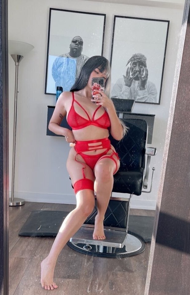 Alt_Model_Raw's tweet photo. Am I a bit distracting, would you say? 😏 https://t.co/BsBZyvHhNb