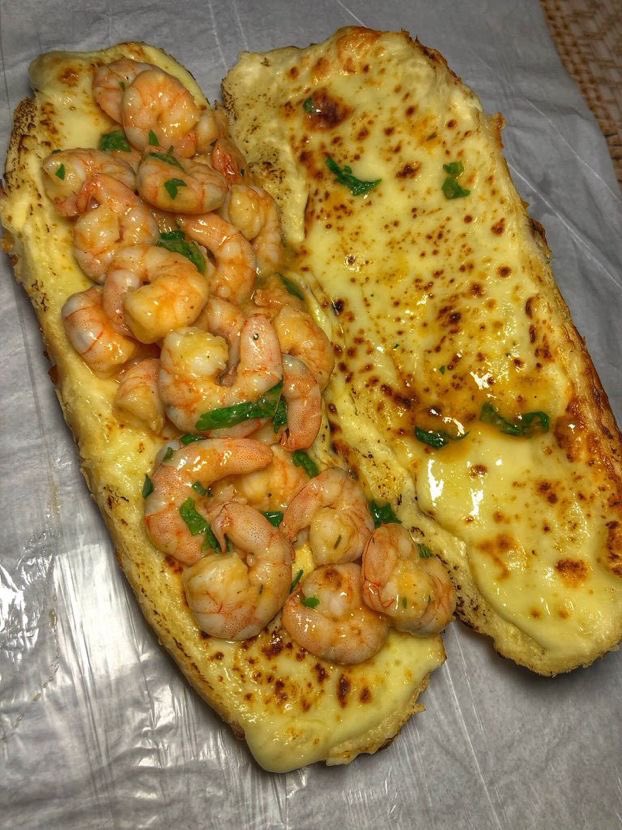 food_porn17's tweet photo. pão de alho recheado de camarão https://t.co/iqtlszO8jI