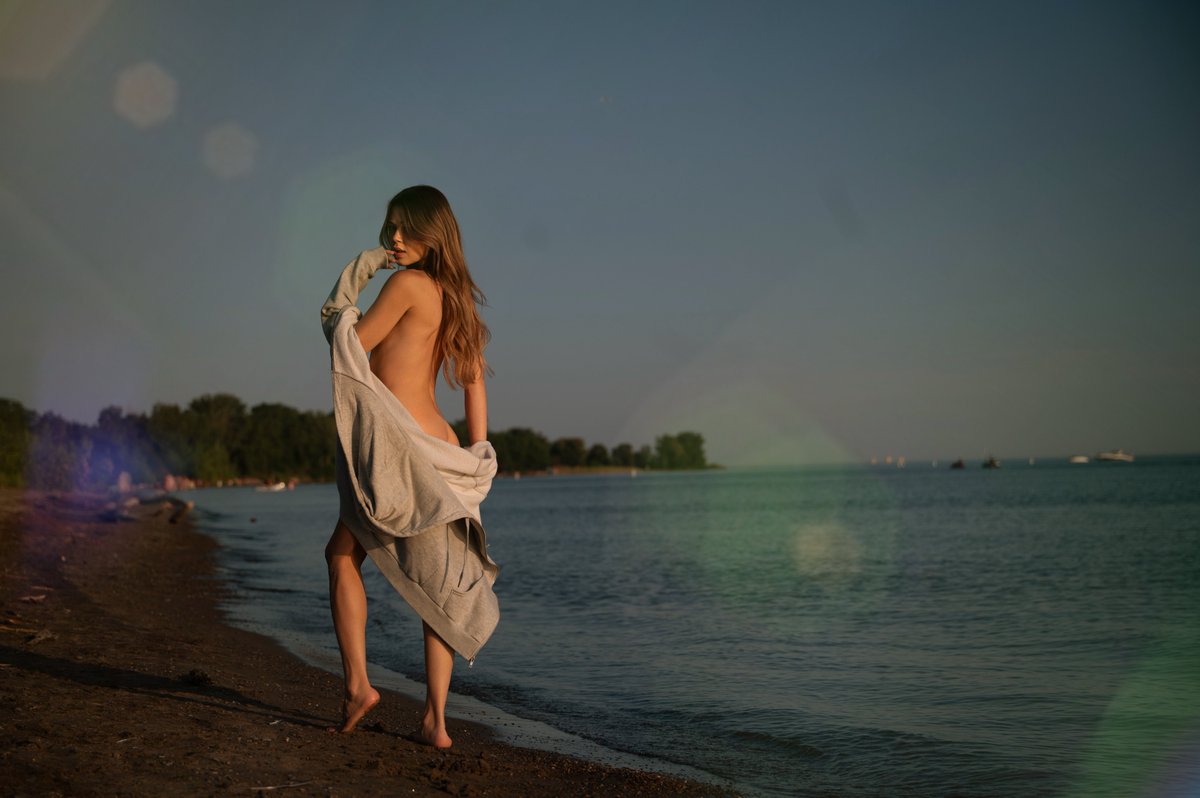 JoinPlayboyClub's tweet photo. Hood or no hood for your sweatshirts?

@_drewcatherine loves that in-between stretch when summer starts to fade and fall is just around the corner. 

There's nothing better than when you need an extra layer for that sunset walk 🖤 https://t.co/UCBkEdFUXk
