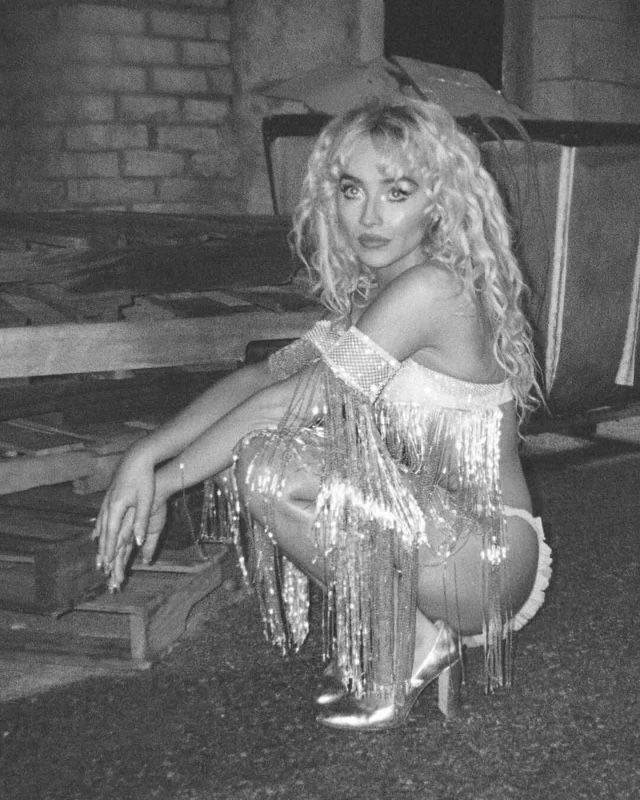 busyw0man1's tweet photo. Sabrina Carpenter look of the day ˚｡⋆౨ৎ˚ day 32 ♡ https://t.co/uW8nz9Rp3M