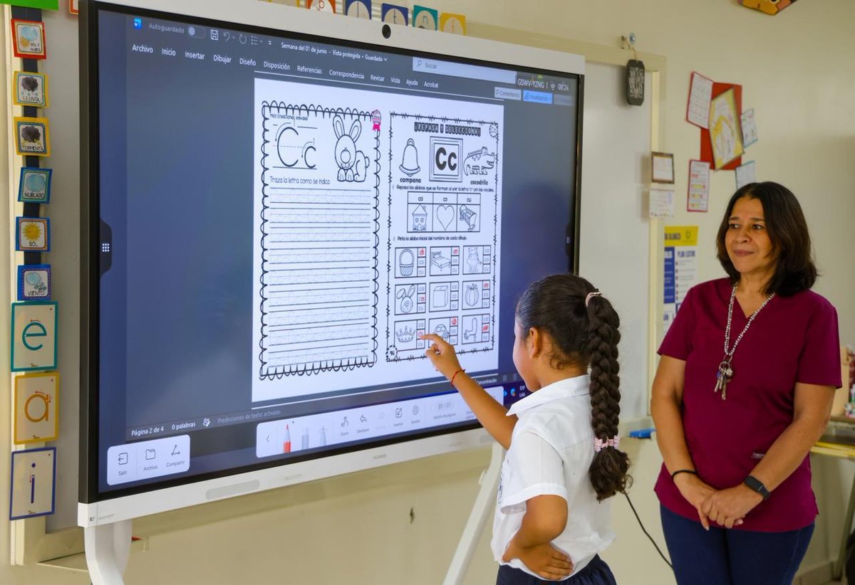 sergiodigra's tweet photo. Los resultados de las pruebas PISA 2025 vuelven a mostrar la deuda educativa de América Latina y el Caribe y la necesidad de acelerar las transformaciones.

En medio de este escenario El Salvador puede ser un ejemplo de soluciones  para la región. 

En 171 escuelas, @AgendaCAF acompaña una reforma que combina innovación pedagógica, herramientas digitales y nuevas formas de aprendizaje. Justamente en el informe PISA for Schools, estos centros muestran avances. 

Seguiremos acompañando a El Salvador, junto al presidente @nayibbukele @PresidenciaSV, en las prioridades de esta transformación educativa.