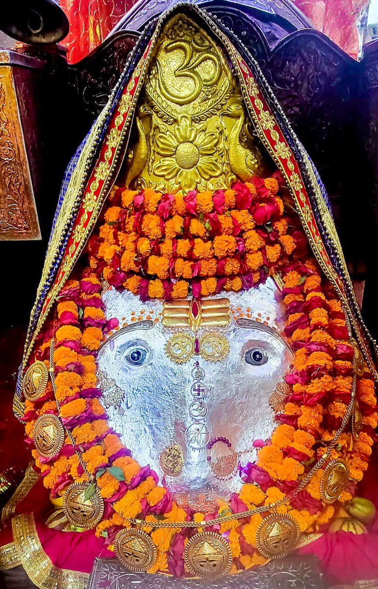 KalkajiMaa's tweet photo. जब दुनिया का बोझ भारी लगे, माँ आपकी शक्ति बन जाती हैं, जब राह अंधेरी लगे, माँ आपकी रोशनी बन जाती हैं। उन पर विश्वास रखिए, वो वो भी सँवार रही हैं जो आपको दिखाई नहीं देता, एक दिन हर देरी और हर आशीर्वाद के लिए आप माँ को धन्यवाद देंगे।…”{Jai Shree Kalka Maa}”…”{Jai Jai Maa}”. https://t.co/wEeRMHKk6n