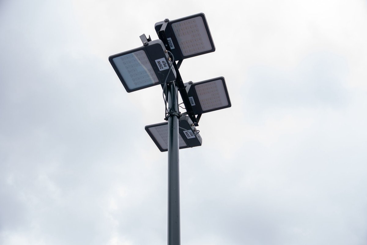 parquesgye's tweet photo. Seguimos avanzando con la iluminación de Parque Samanes.

Continúa llegando el equipamiento necesario para fortalecer y completar la iluminación de las diferentes zonas del parque.

En esta ocasión, recibimos 106 reflectores de 375 W, destinados a continuar con los trabajos de instalación en las canchas de fútbol amateur y las canchas de fútbol playa.

Estas acciones forman parte del trabajo que Parques EP viene ejecutando para recuperar y mejorar las condiciones de iluminación de Parque Samanes, avanzando progresivamente en los sectores que aún requieren intervención.

Seguimos trabajando para que más espacios de Samanes vuelvan a estar plenamente iluminados y disponibles para el disfrute de la ciudadanía.
#GuayaquilNoSeDetiene
#AquiEstamos
#AquilesCumplimos
#ObraDeAquiles
@alcaldiagye @taticoronelf